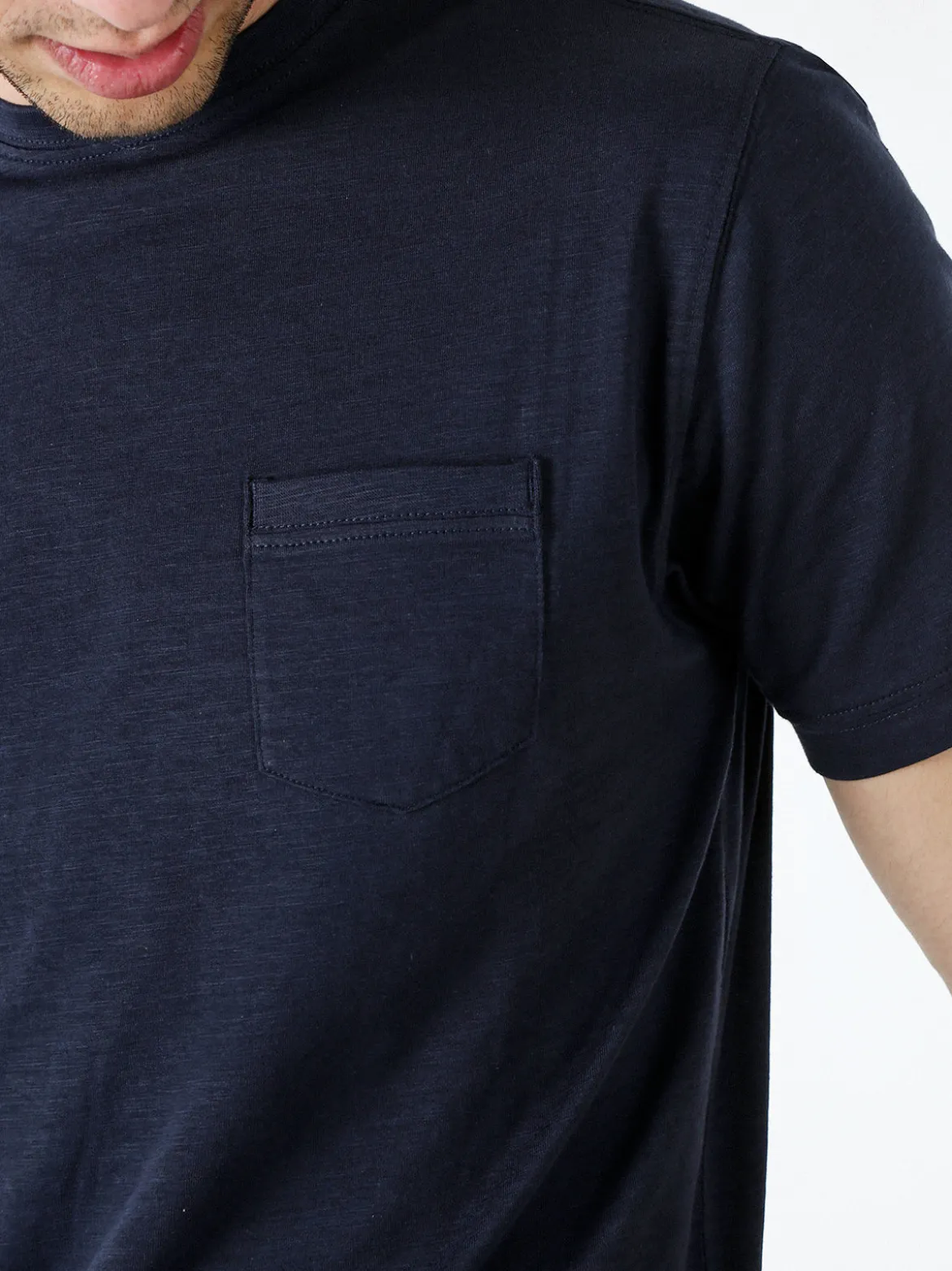 Baci & Abbracci T-shirt girocollo in cotone da uomo con taschino - blu scuro