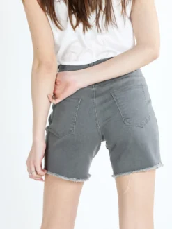 Gladys Shorts donna in jeans con finale sfrangiato