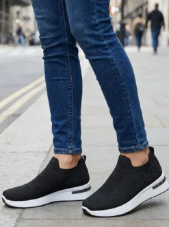 Maira Sneakers donna slip on in maglia con zeppa - nero