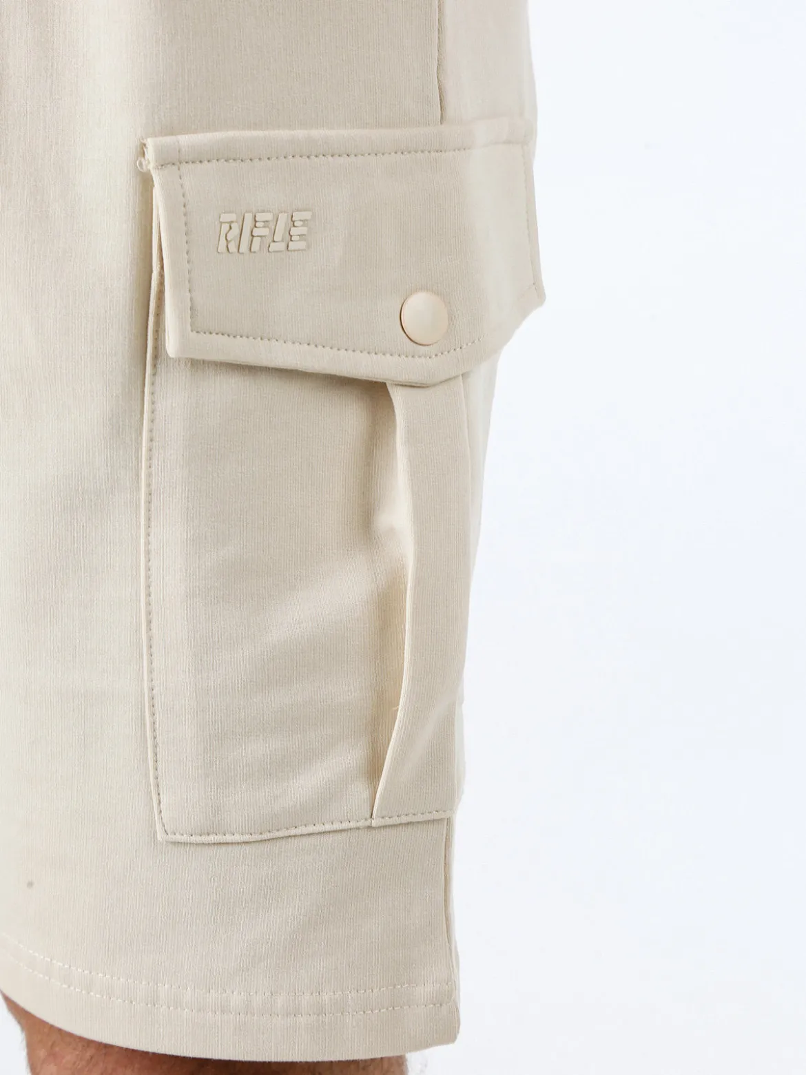 Rifle Bermuda da uomo in felpa con tasconi laterali - beige