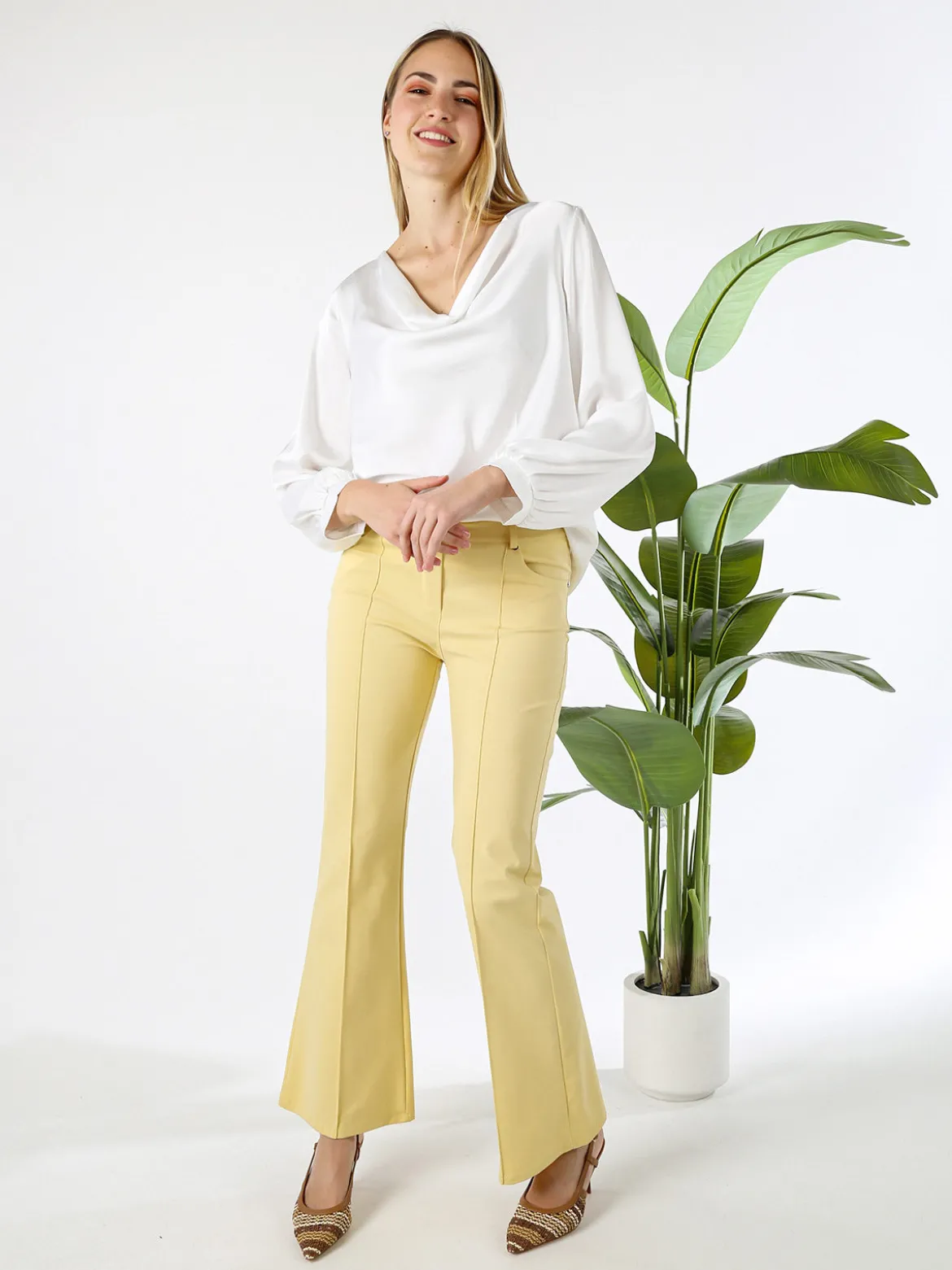 Solada Blusa donna a maniche lunghe in tessuto simil raso con scollo a cascata - bianco