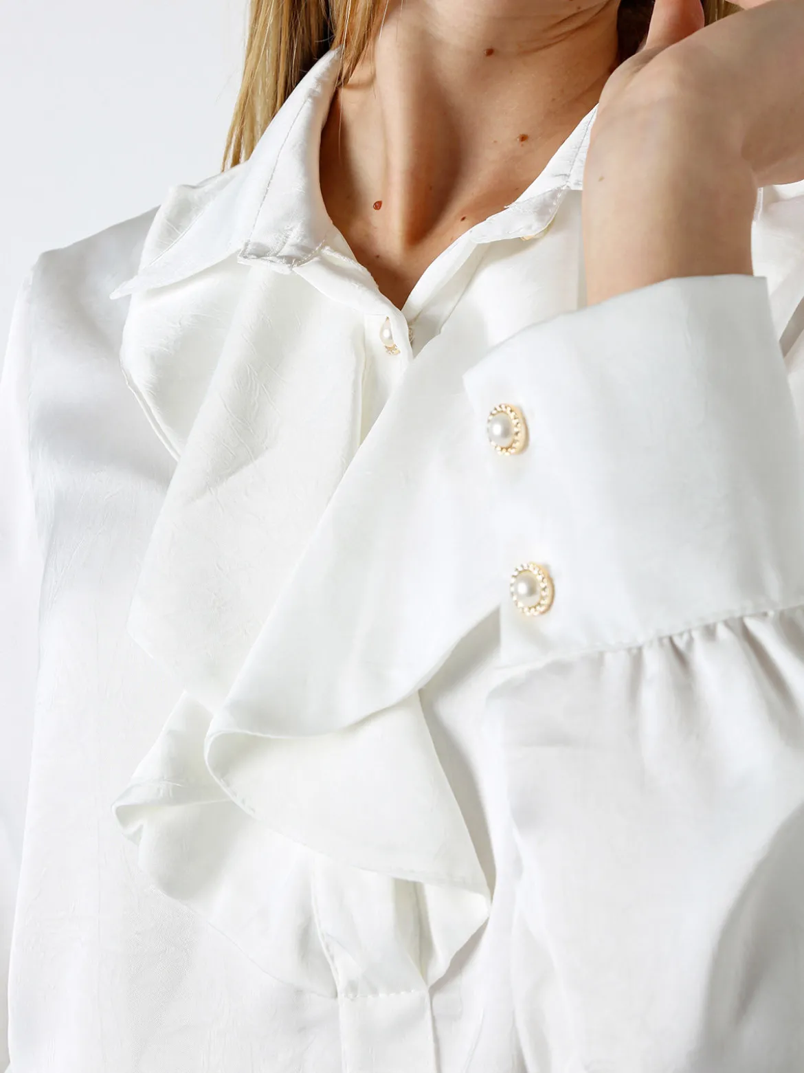 Solada Blusa donna con bottoni di perle e volant sullo scollo - bianco