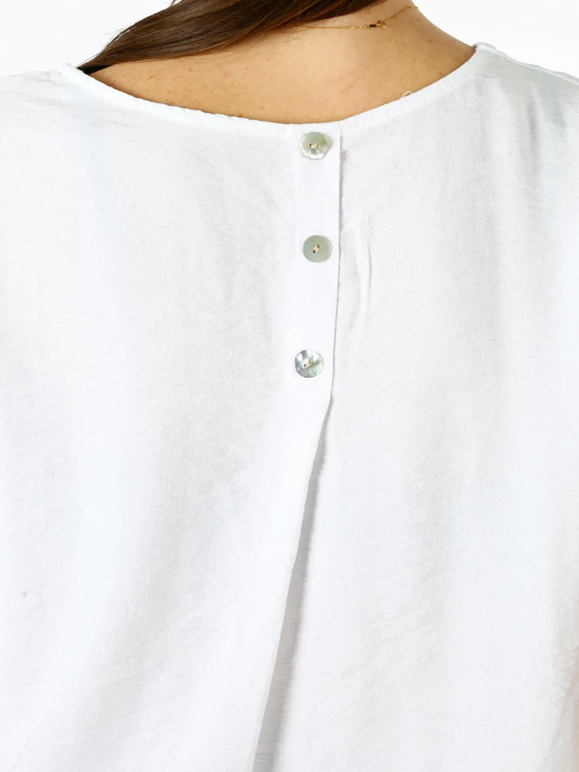Solada Blusa donna in viscosa a maniche corte con bottoni decorati sul retro - bianco