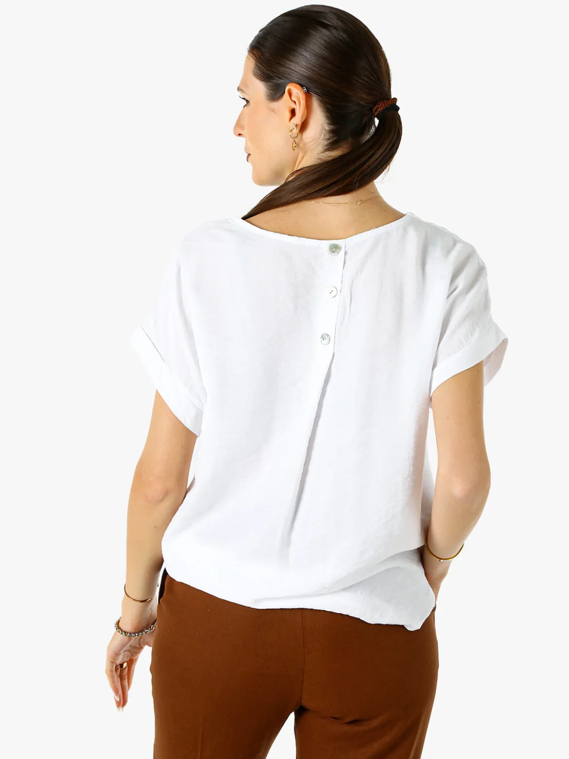 Solada Blusa donna in viscosa a maniche corte con bottoni decorati sul retro - bianco