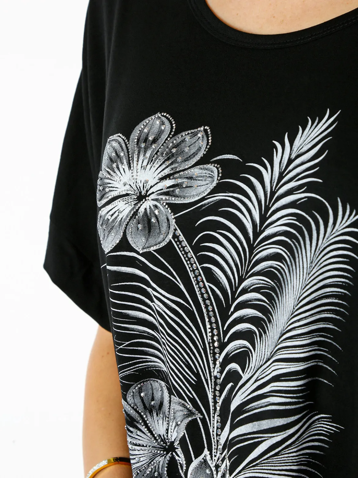 Solada Maxi t-shirt donna in viscosa con stampa fiori e dettagli micro borchie - nero