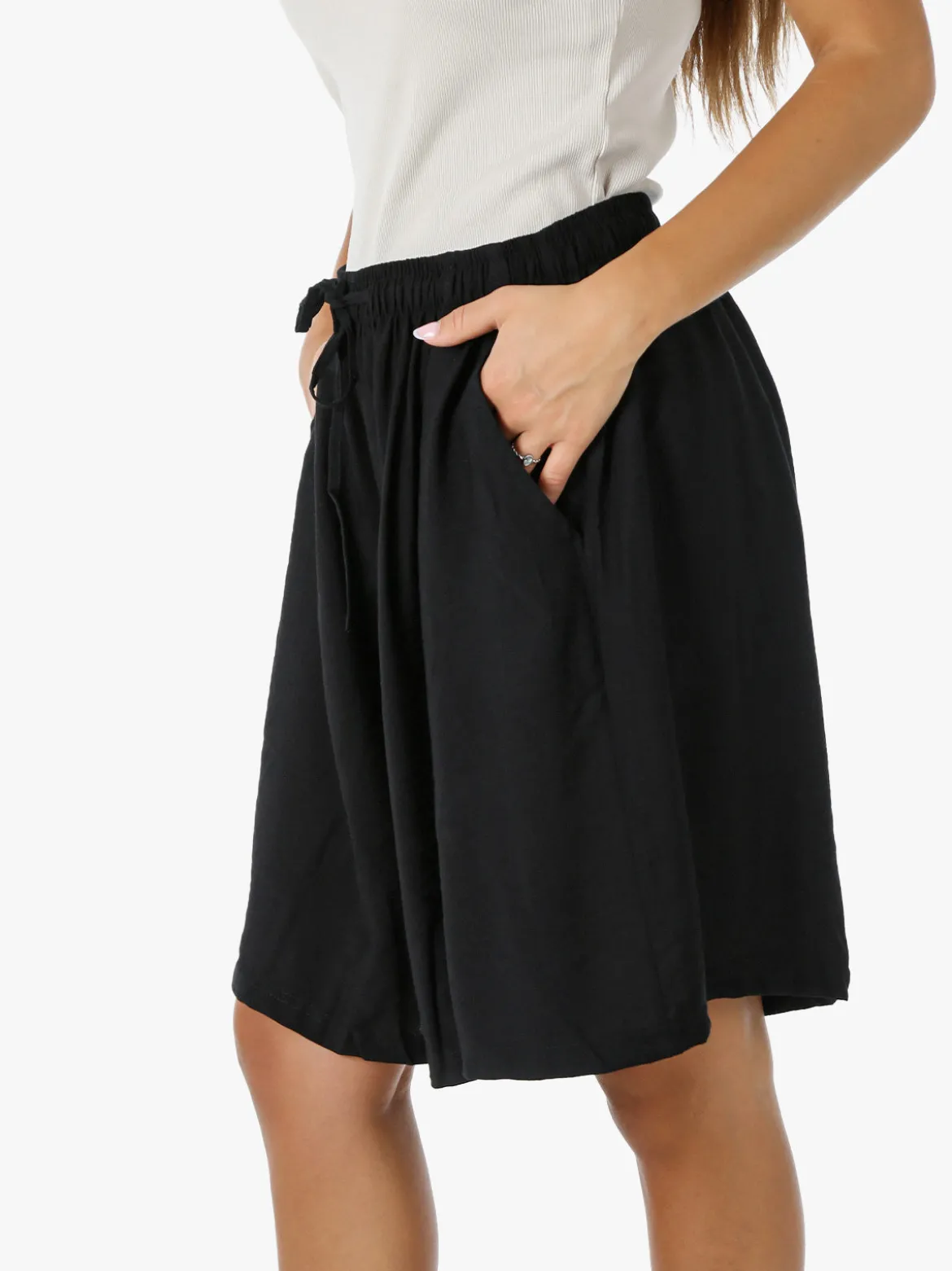 Solada Shorts donna a gamba larga con coulisse - nero