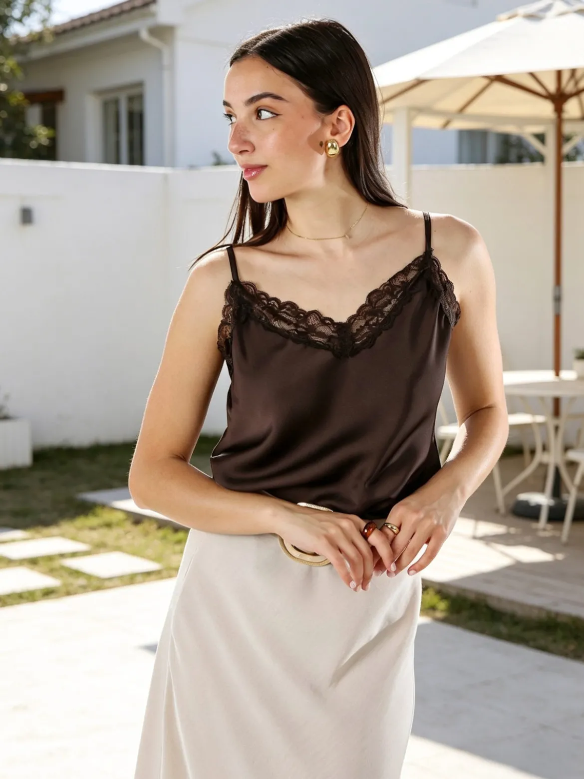 Solada Top donna effetto raso con scollo in pizzo e spalline strette - moro